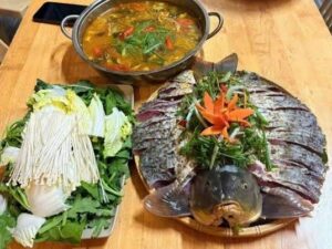 Lẩu cá chép giòn măng chua